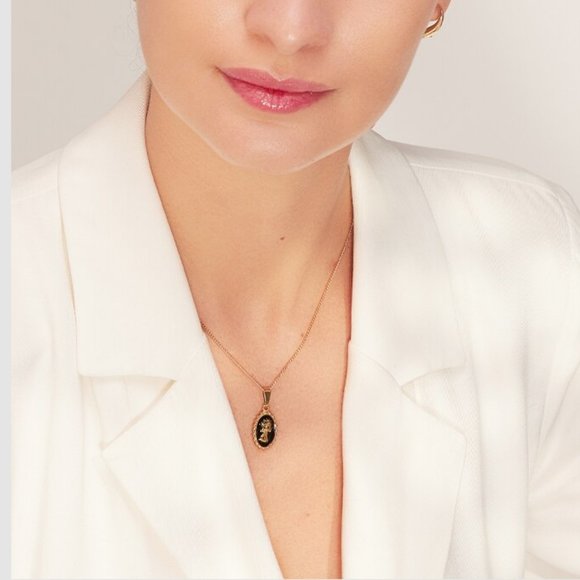 NEW 18K Gold Plated Queen Elizabeth Portrait Black Enamel Oval Pendant Necklace - Picture 2 of 8